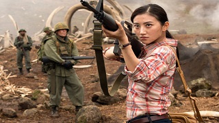 Cô gái châu Á đi cùng đoàn thám hiểm trong phim là người nước nào?