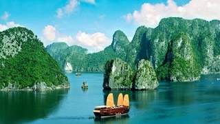 Vịnh Hạ Long của Việt Nam đã được UNESCO công nhận là gì?