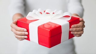 Bạn thường mua quà gì cho người thân trong những dịp đặc biệt?