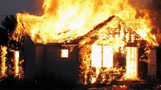 Bạn đi làm về và thấy nhà mình đang bốc cháy dữ dội. Việc đầu tiên bạn làm là?