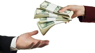Khi có đứa bạn mượn tiền, mà xung quanh lại có nhiều lời đồn không hay về nó, thì bạn có cho mượn hay không?